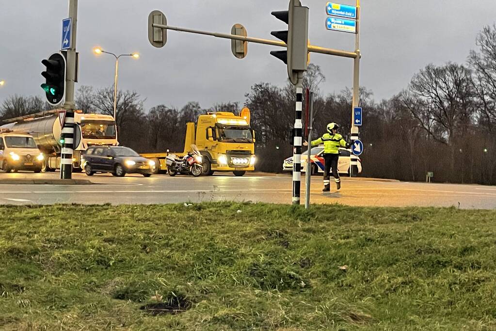 Kettingbotsing tussen twee auto en vrachtwagen