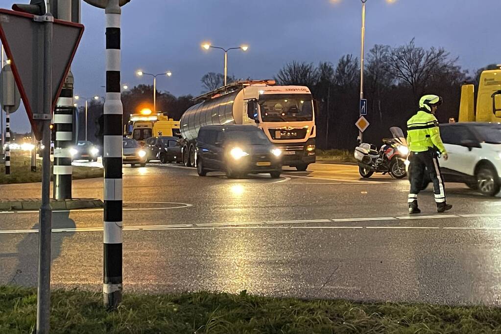 Kettingbotsing tussen twee auto en vrachtwagen