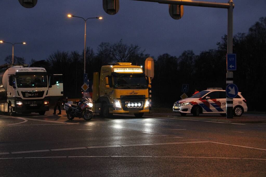 Kettingbotsing tussen twee auto en vrachtwagen
