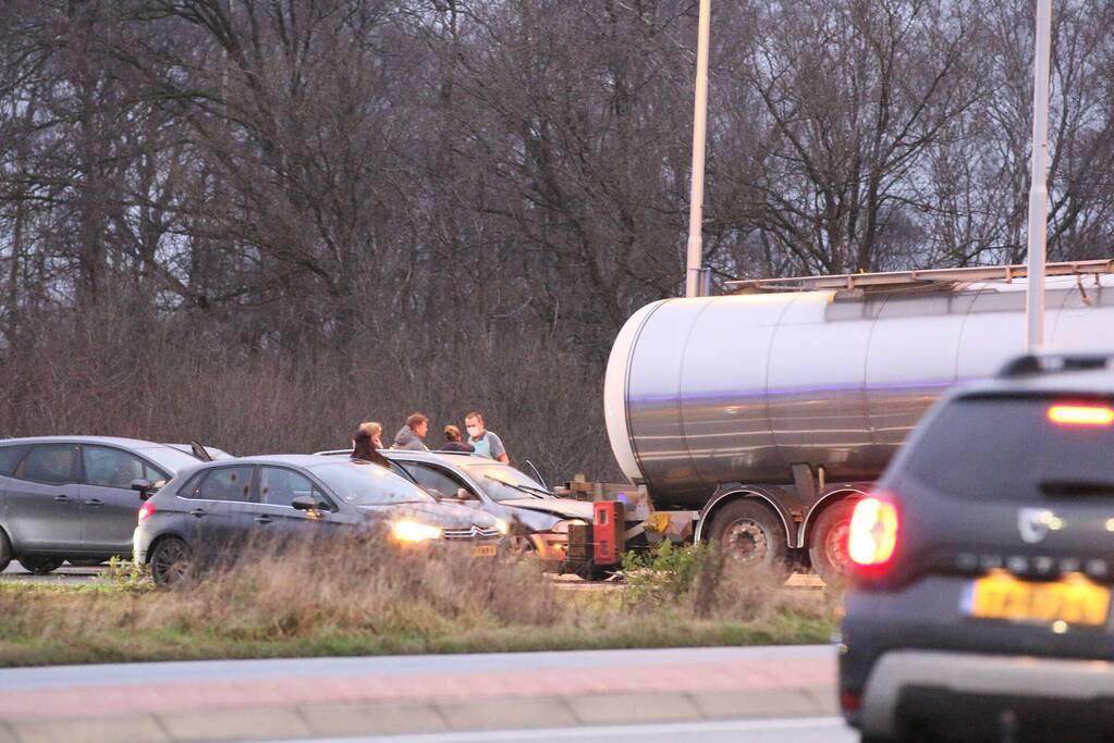 Kettingbotsing tussen twee auto en vrachtwagen