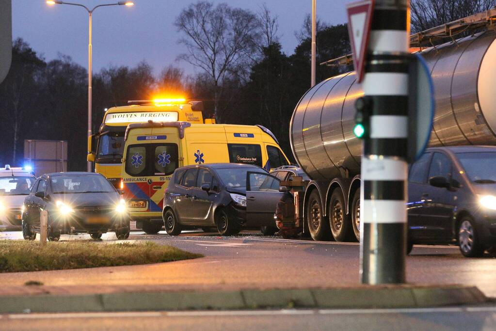 Kettingbotsing tussen twee auto en vrachtwagen