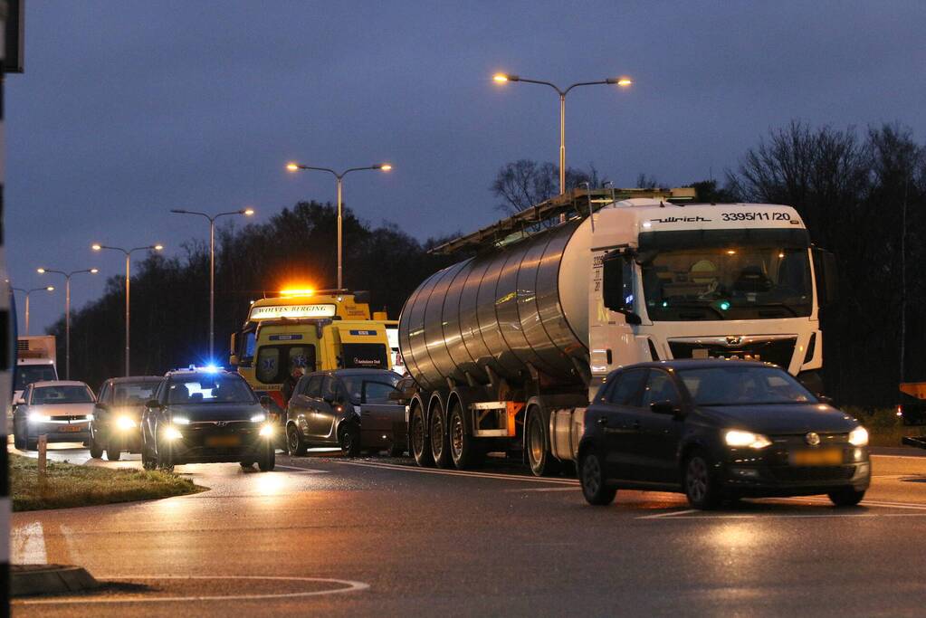 Kettingbotsing tussen twee auto en vrachtwagen