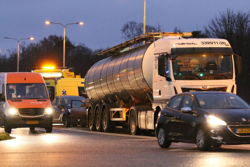 Kettingbotsing tussen twee auto en vrachtwagen