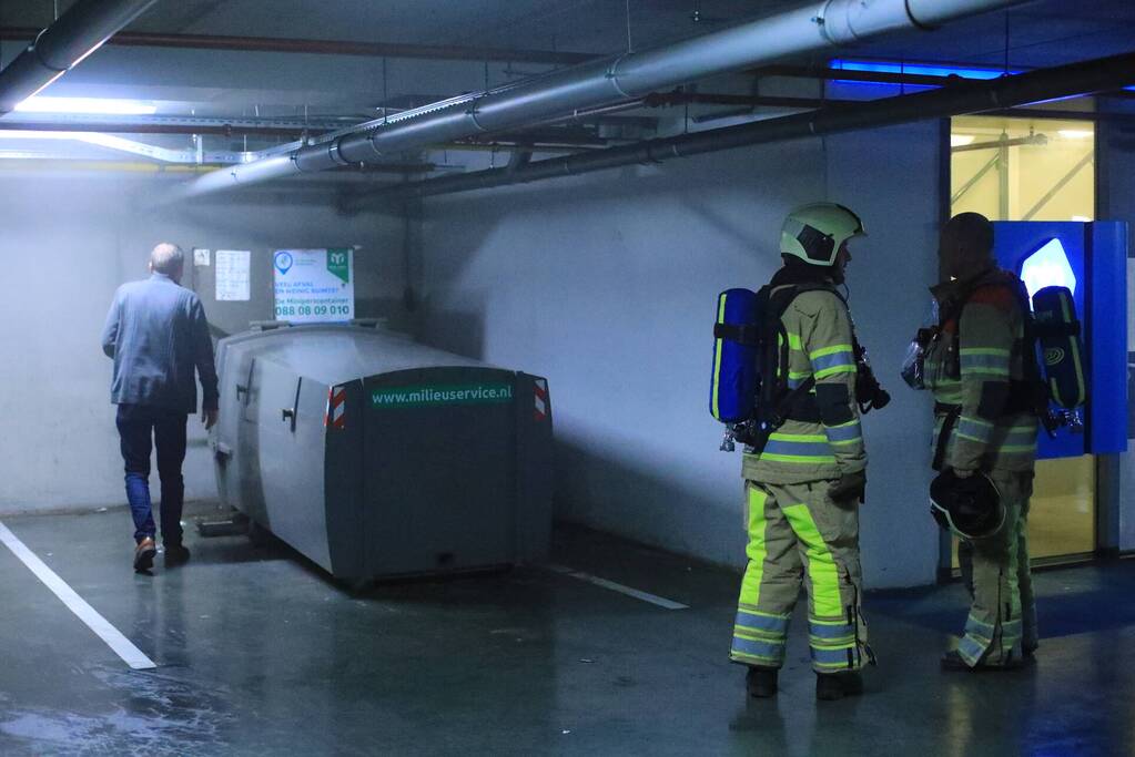 Parkeergarage Albert Heijn ontruimd door brand in afvalpers