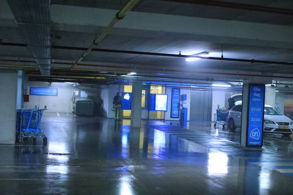 Parkeergarage Albert Heijn ontruimd door brand in afvalpers