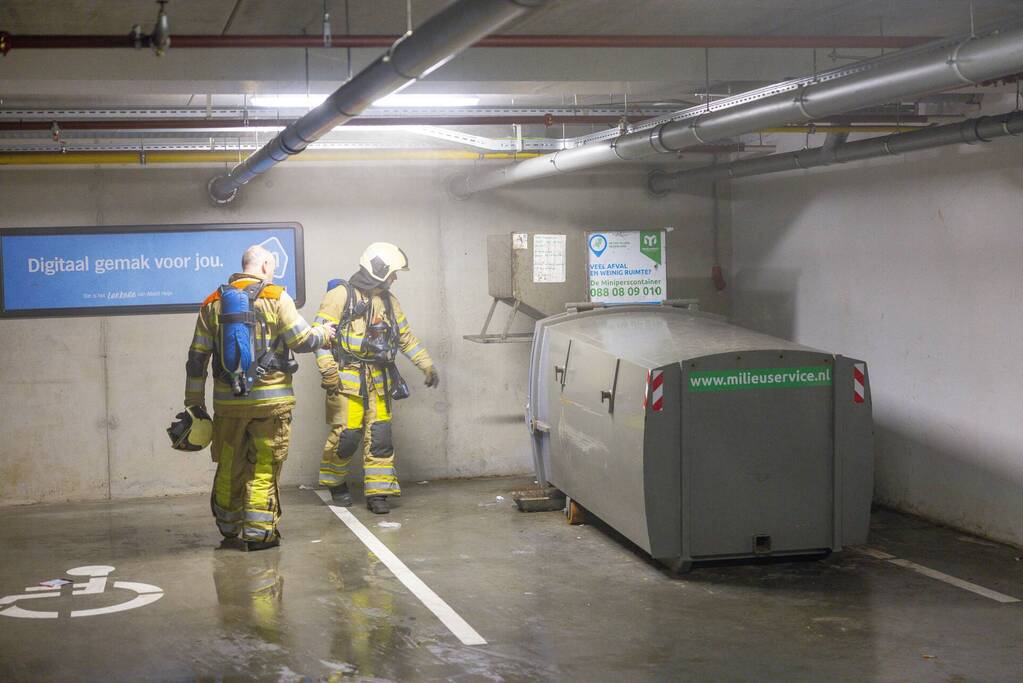 Parkeergarage Albert Heijn ontruimd door brand in afvalpers