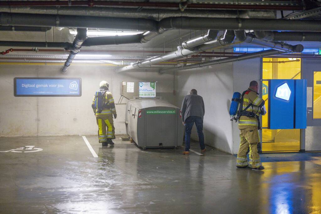 Parkeergarage Albert Heijn ontruimd door brand in afvalpers