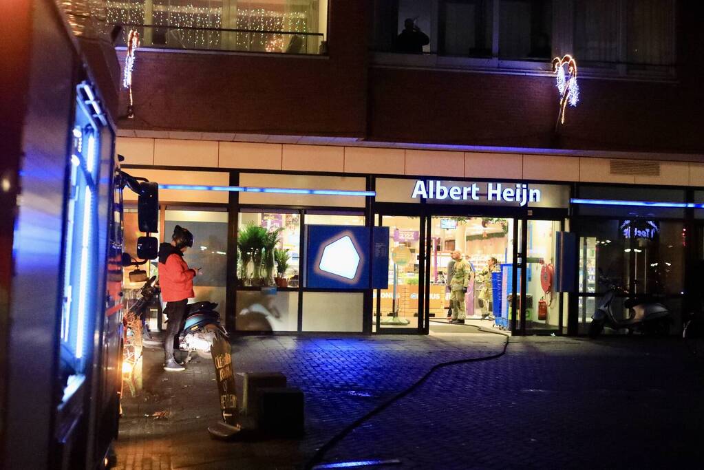 Parkeergarage Albert Heijn ontruimd door brand in afvalpers