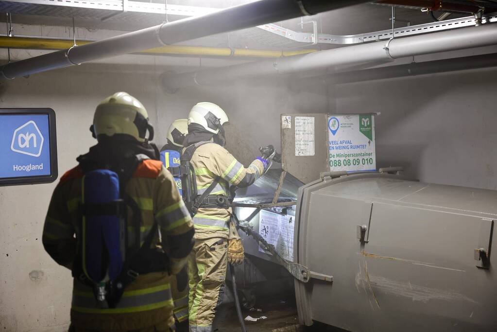 Parkeergarage Albert Heijn ontruimd door brand in afvalpers