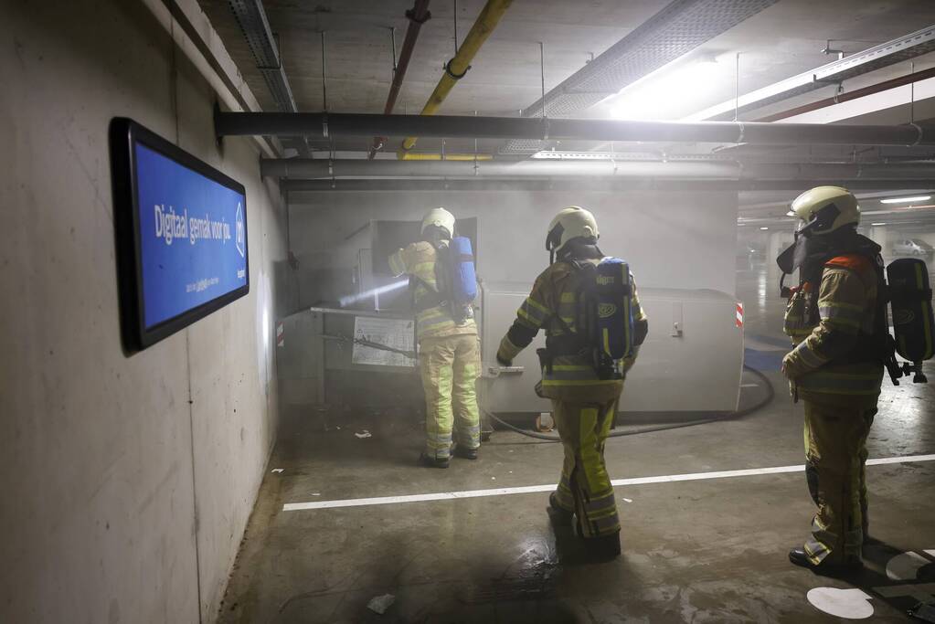 Parkeergarage Albert Heijn ontruimd door brand in afvalpers