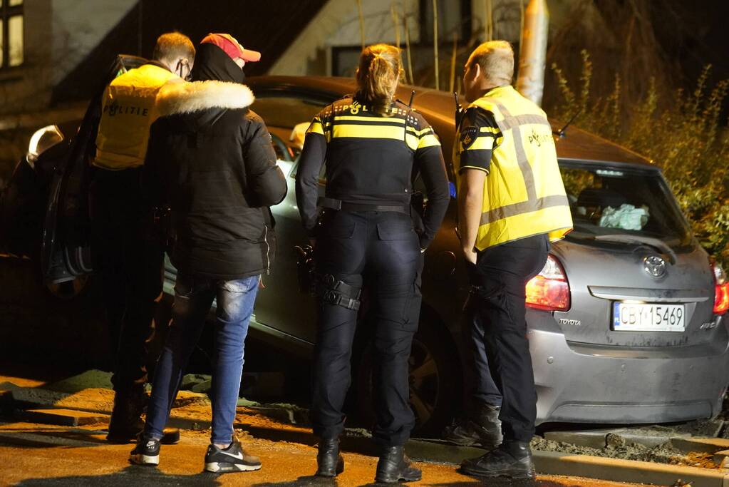 Auto belandt op betonnen muur van de brug