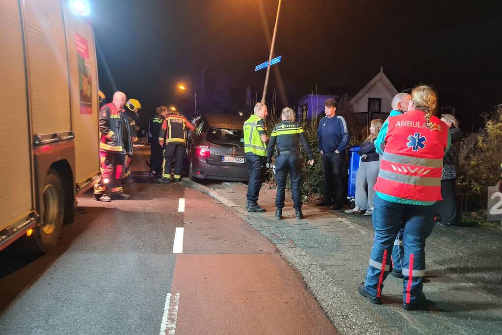 Auto belandt op betonnen muur van de brug