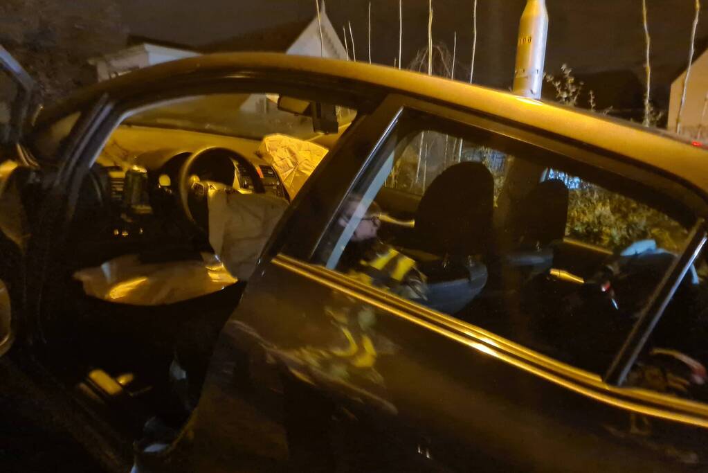 Auto belandt op betonnen muur van de brug