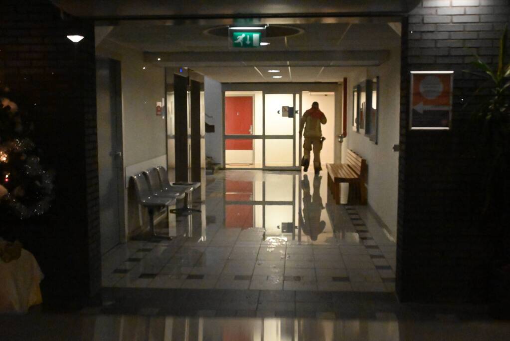 20 woningen zonder water na gesprongen leiding