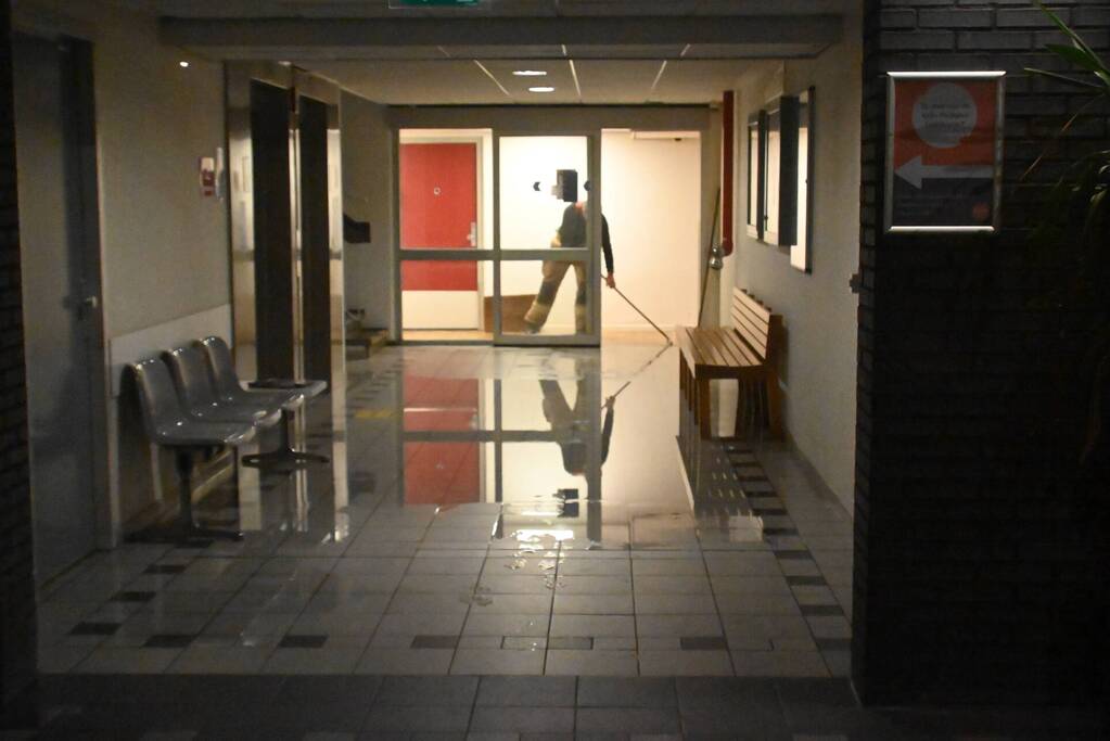 20 woningen zonder water na gesprongen leiding