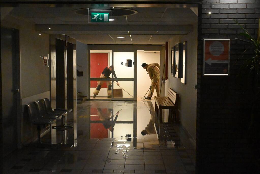 20 woningen zonder water na gesprongen leiding