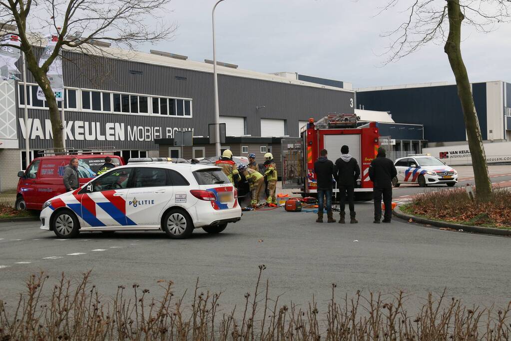 Auto belandt op zijn kant bij ongeval