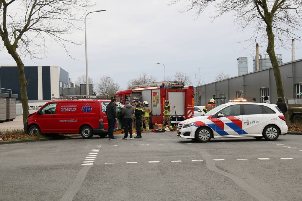 Auto belandt op zijn kant bij ongeval