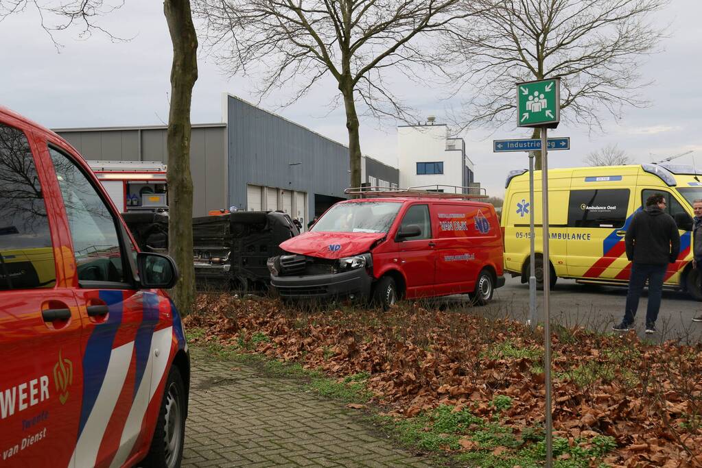 Auto belandt op zijn kant bij ongeval