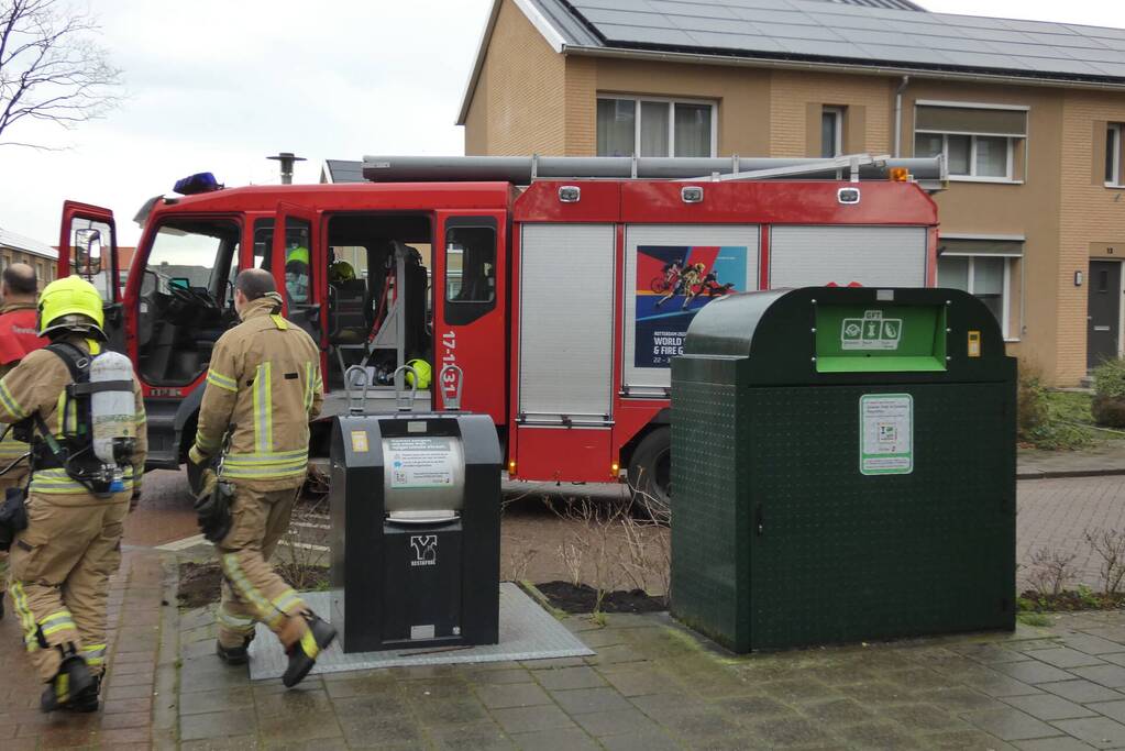 Brandweer blust brand in container