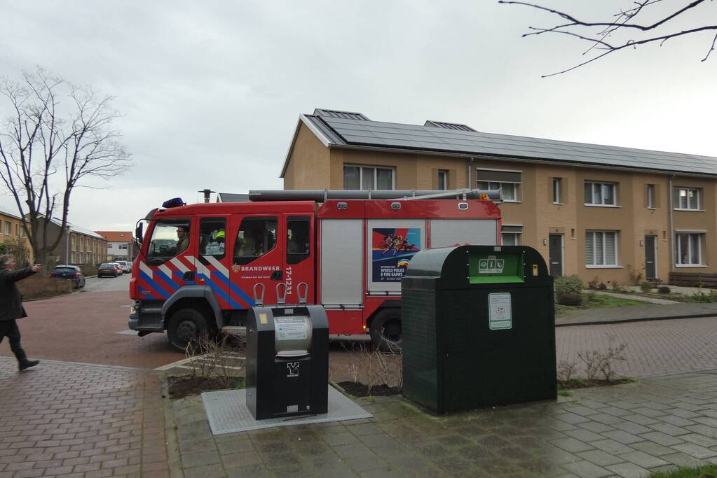 Brandweer blust brand in container