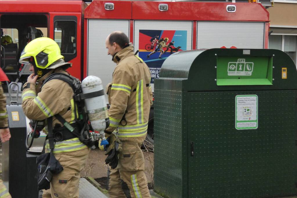 Brandweer blust brand in container