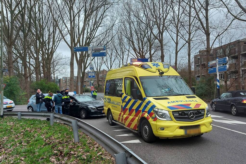 Kop-staartbotsing tussen auto en lesauto