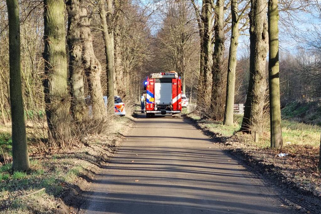 Overleden persoon aangetroffen in weiland