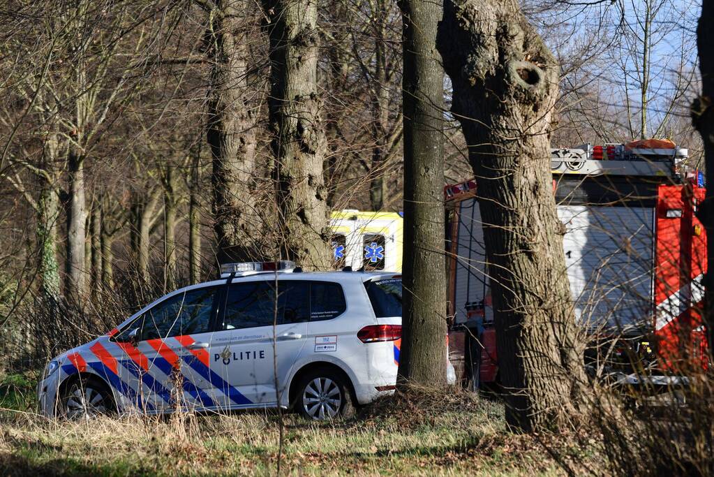 Overleden persoon aangetroffen in weiland