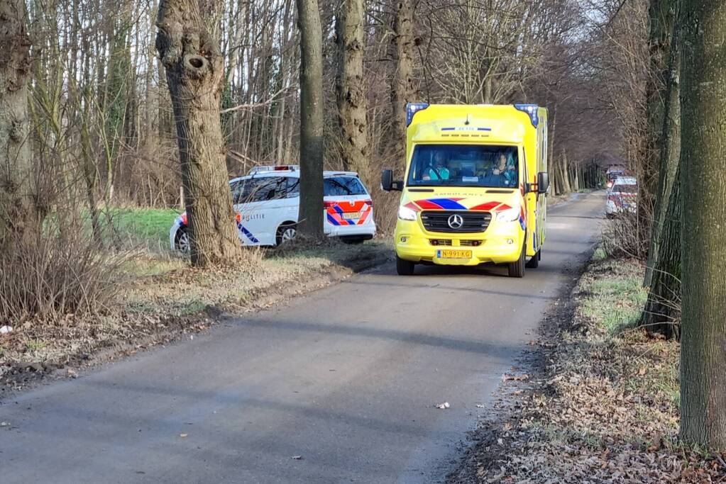 Overleden persoon aangetroffen in weiland