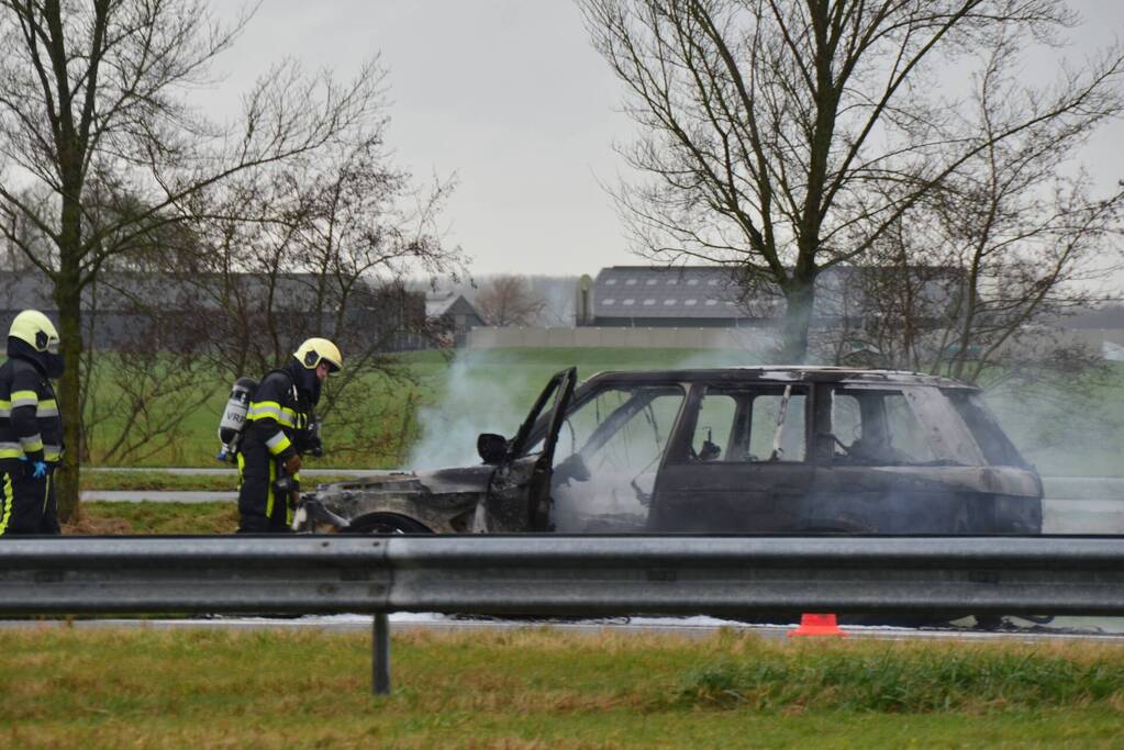Auto brandt volledig uit op snelweg