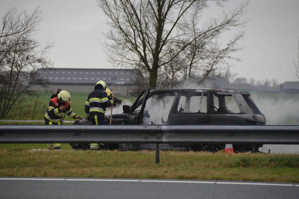 Auto brandt volledig uit op snelweg