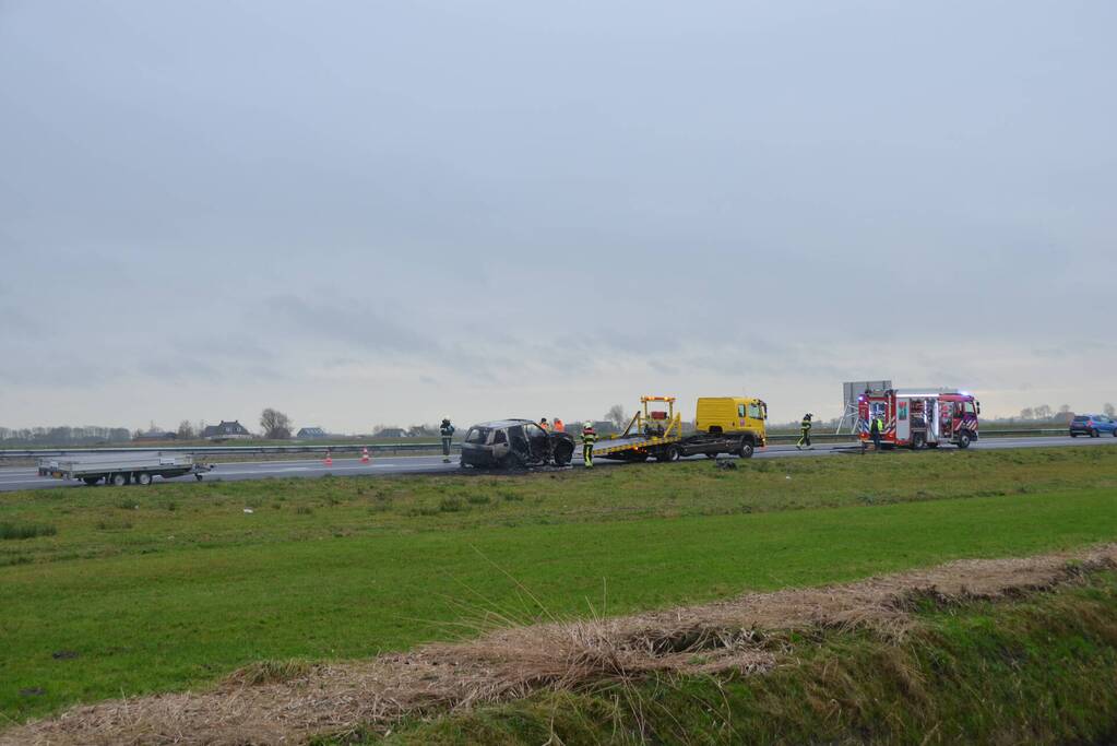 Auto brandt volledig uit op snelweg