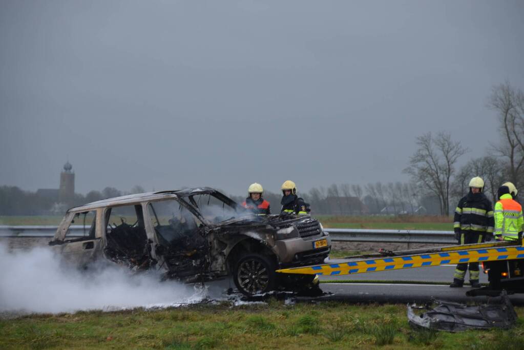 Auto brandt volledig uit op snelweg