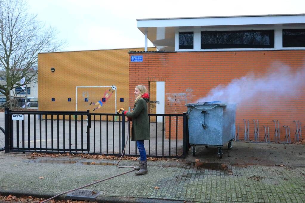 Brandweer breekt container open en blust brand