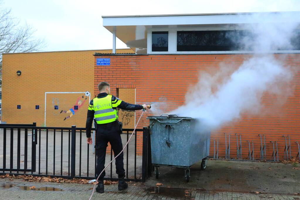 Brandweer breekt container open en blust brand