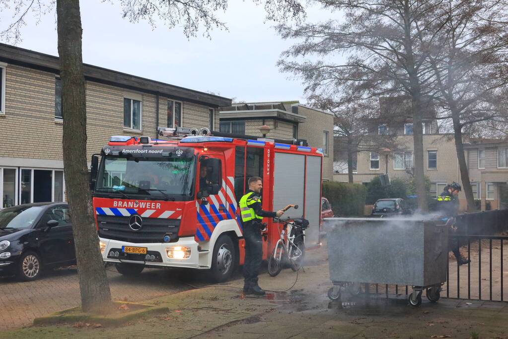Brandweer breekt container open en blust brand