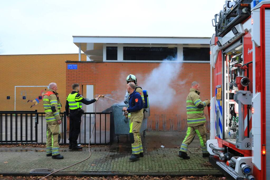 Brandweer breekt container open en blust brand