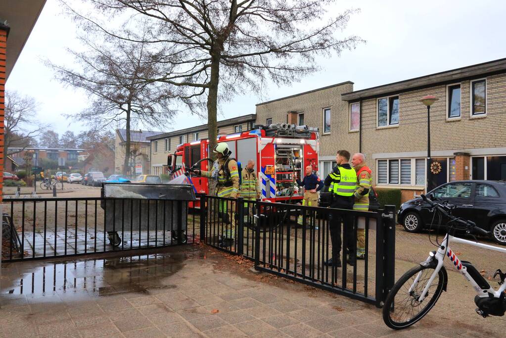 Brandweer breekt container open en blust brand