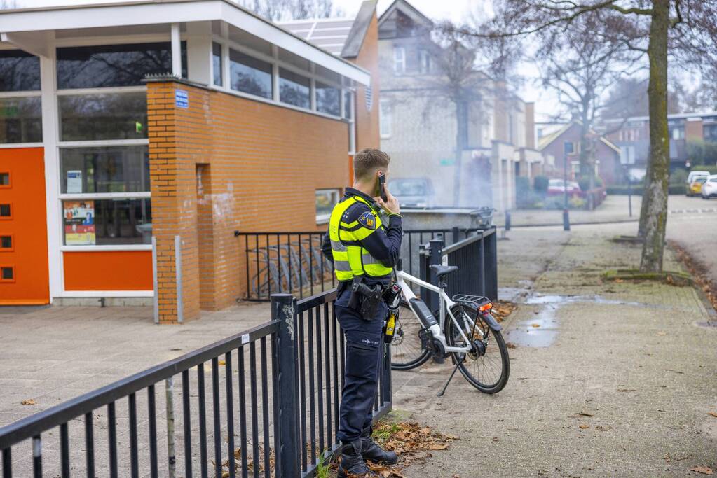 Brandweer breekt container open en blust brand