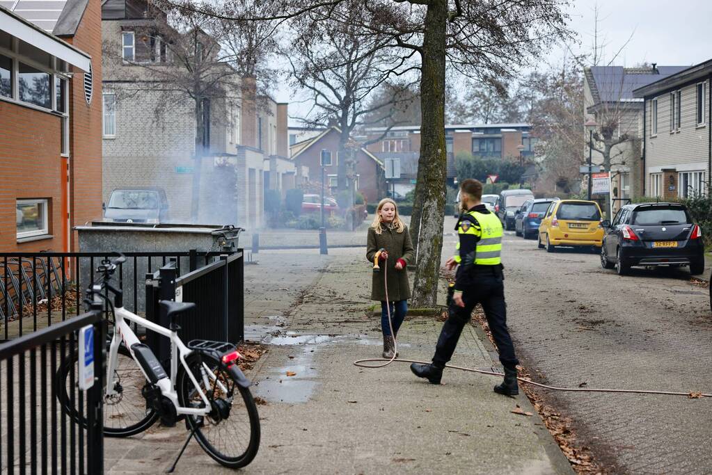 Brandweer breekt container open en blust brand