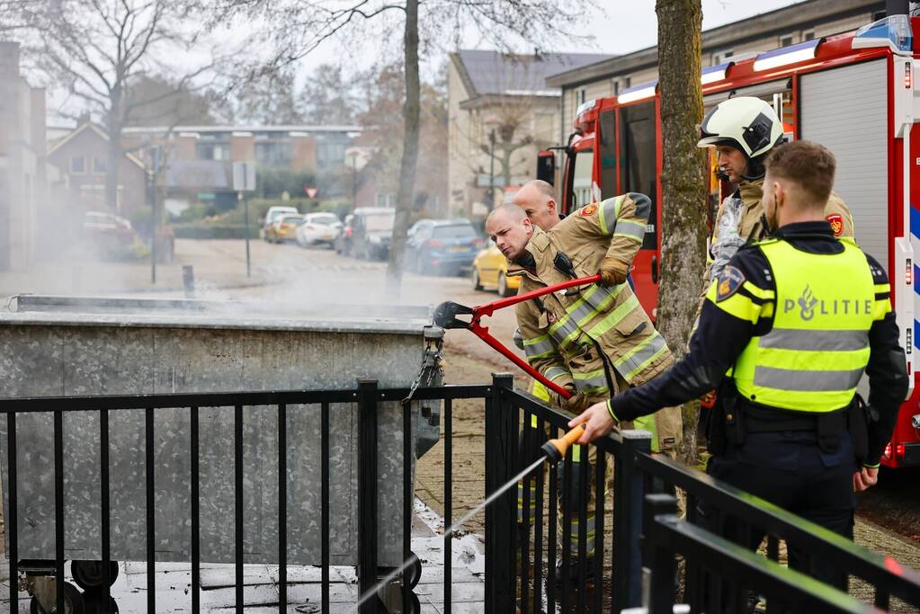 Brandweer breekt container open en blust brand
