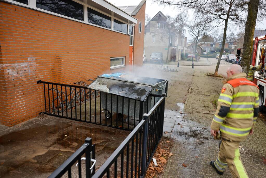 Brandweer breekt container open en blust brand