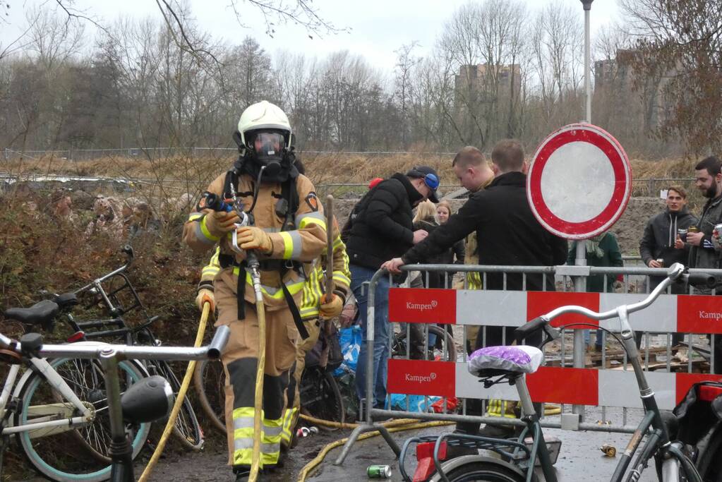 Brandweer blust afvalbrand