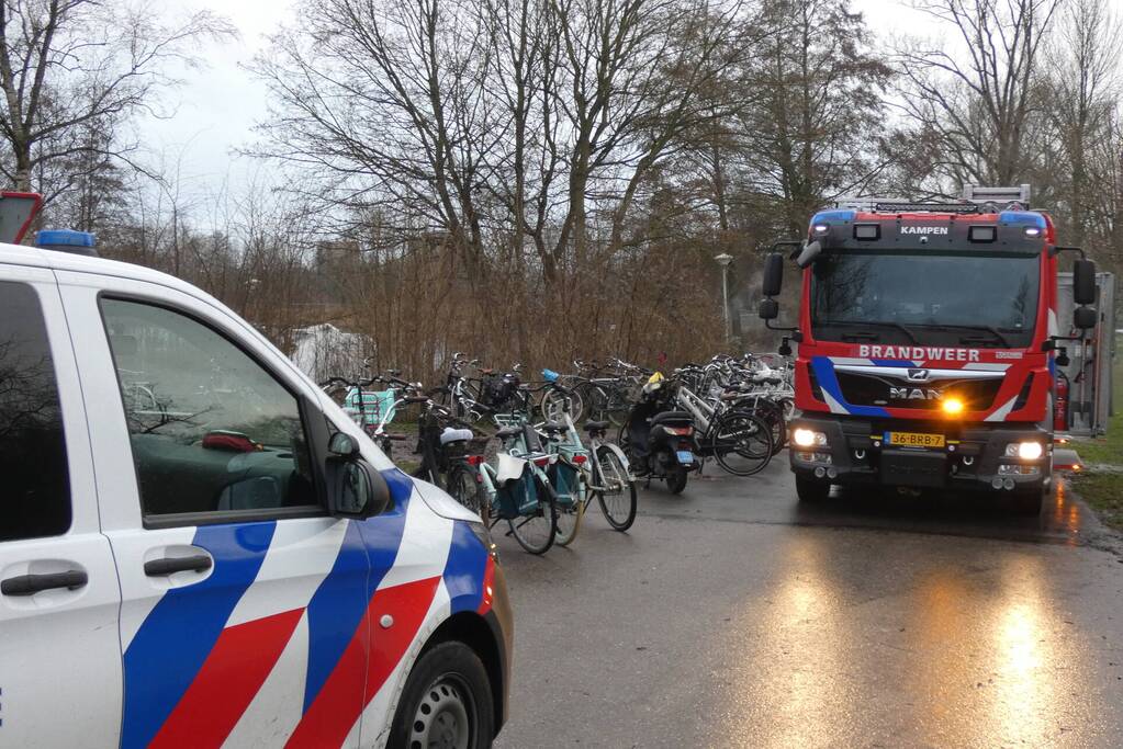 Brandweer blust afvalbrand