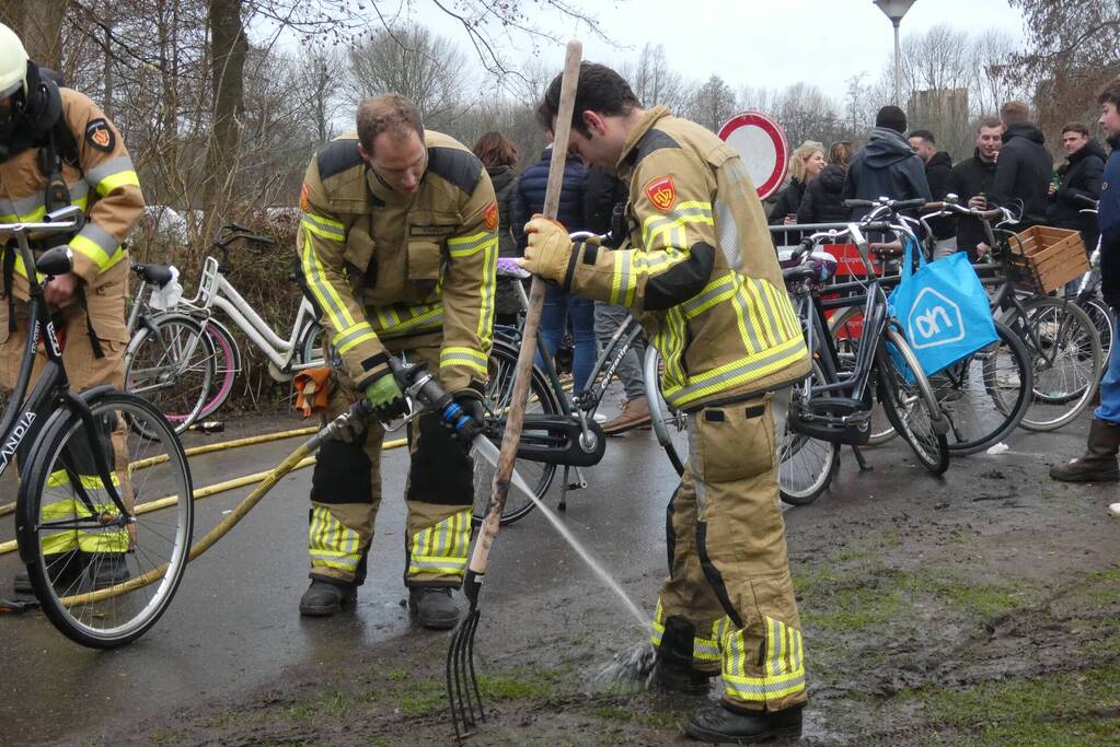 Brandweer blust afvalbrand