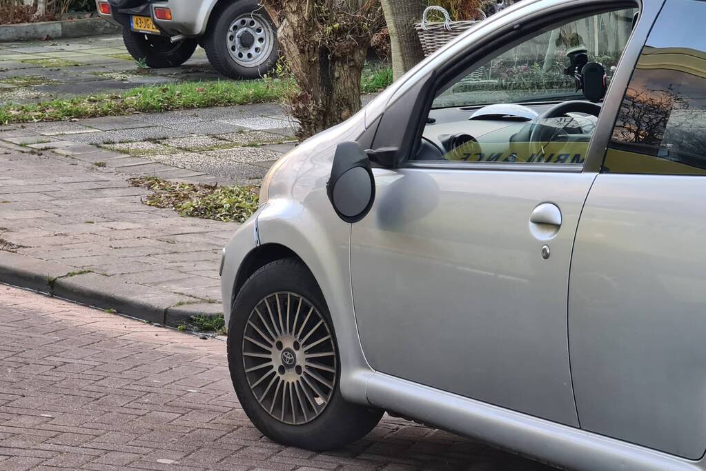 Automobilist rijdt tegen andere auto aan en rijdt door