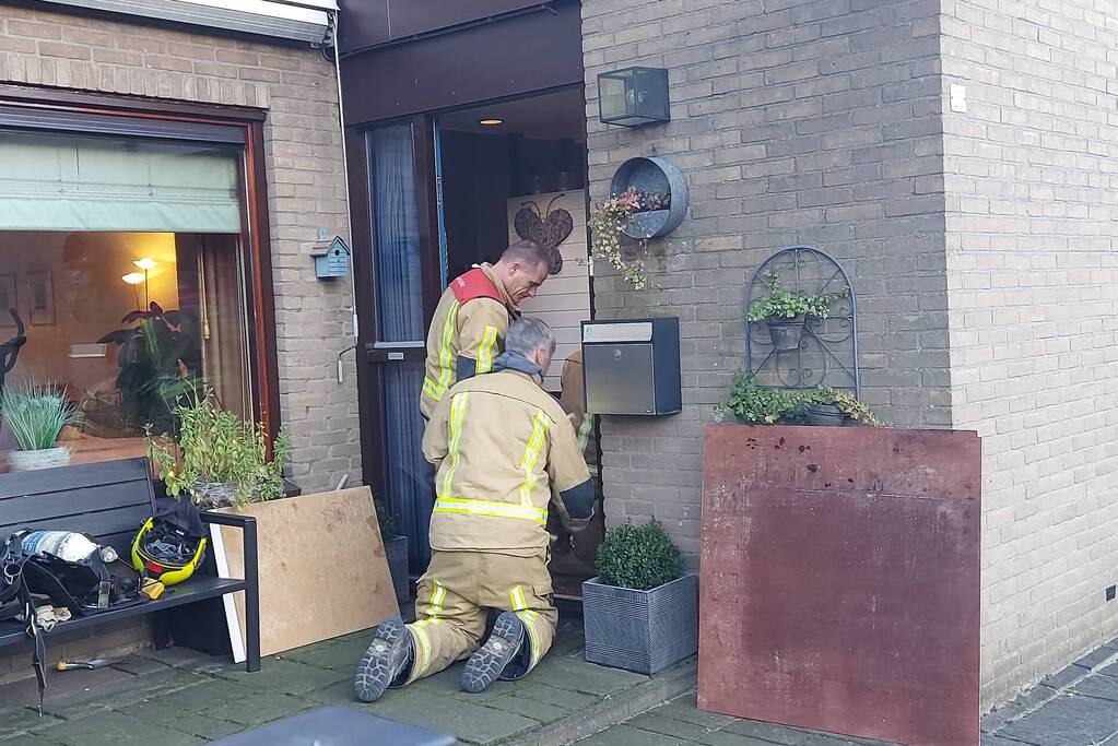 Brandweer verricht metingen in woning