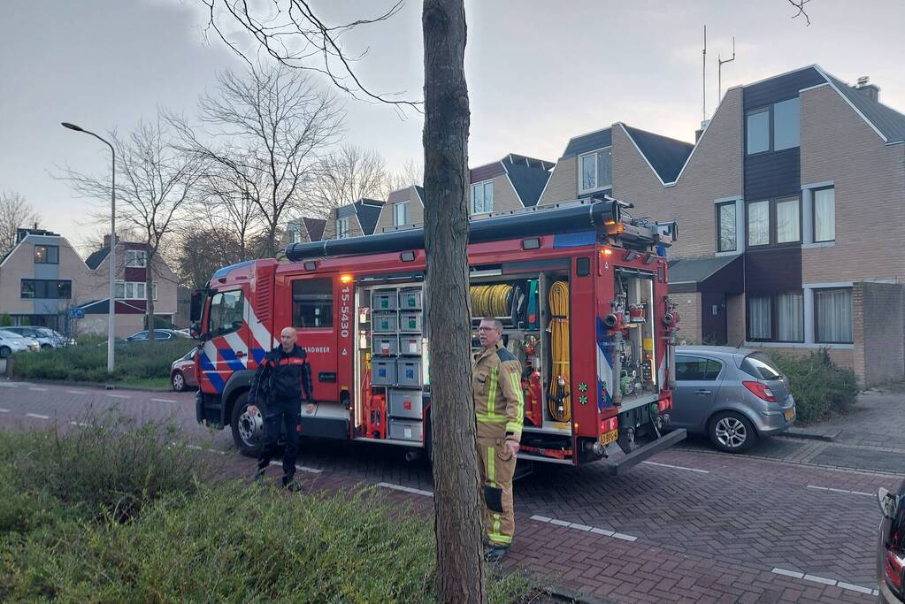 Brandweer verricht metingen in woning