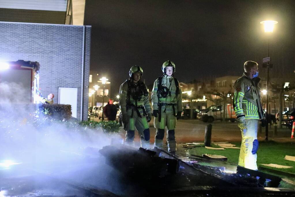 Bestelbus dumpt rotzooi en steekt het in brand